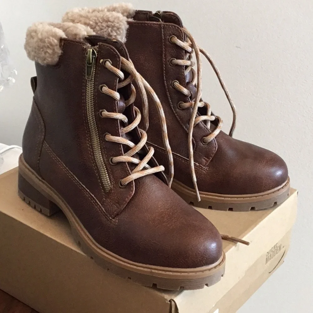 STEVE Madden girls boots. New in box Size 5